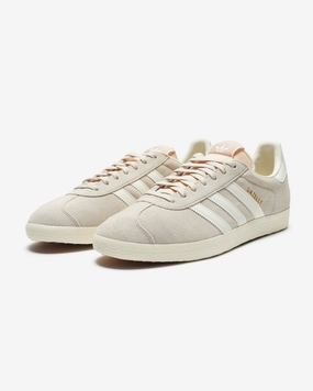 ADIDAS GAZELLE - WONBEI/ OWHITE/ CREWHT Adidas sporty casual shoes with three-stripe design