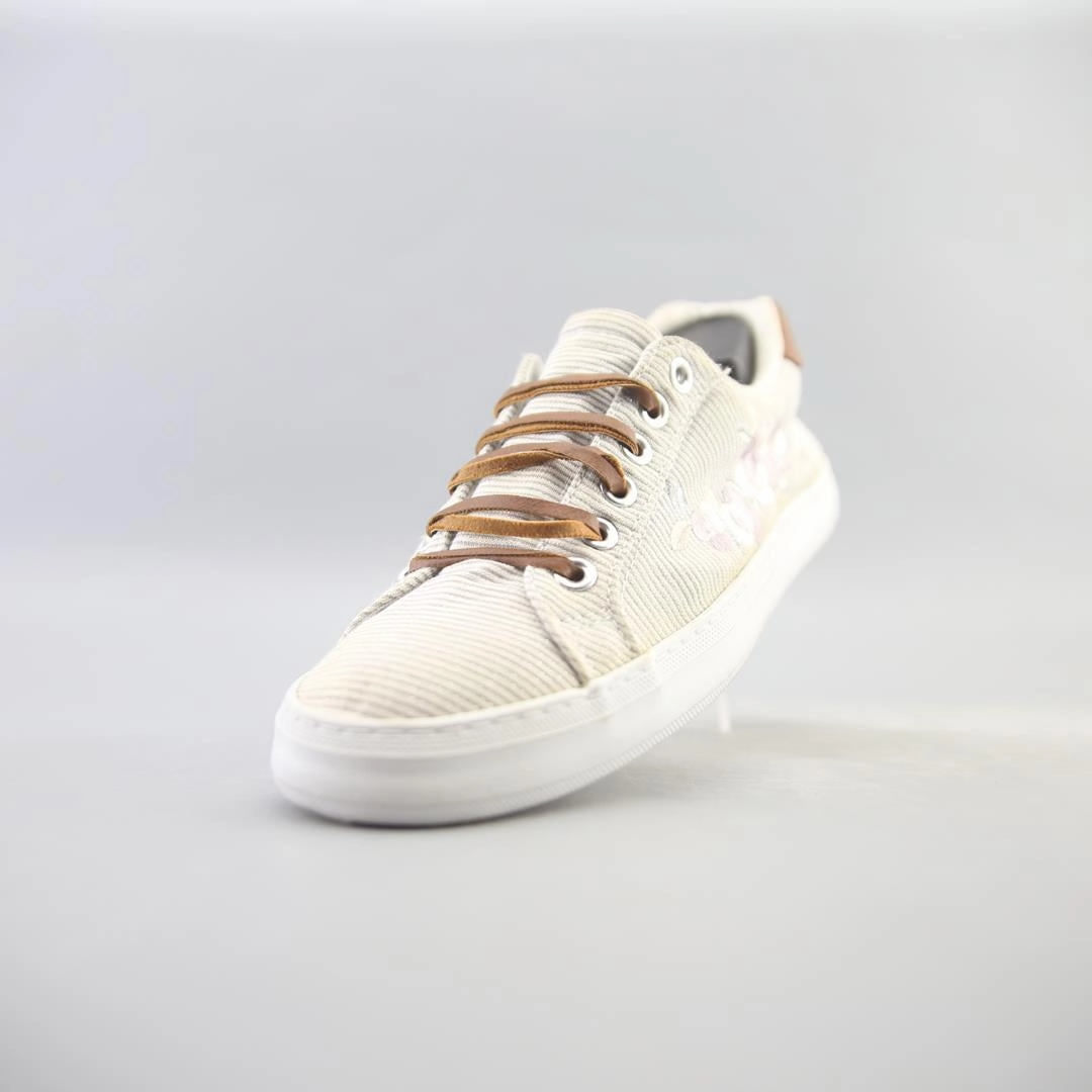 AMERICAN BRAND . classic styled shoe imagery