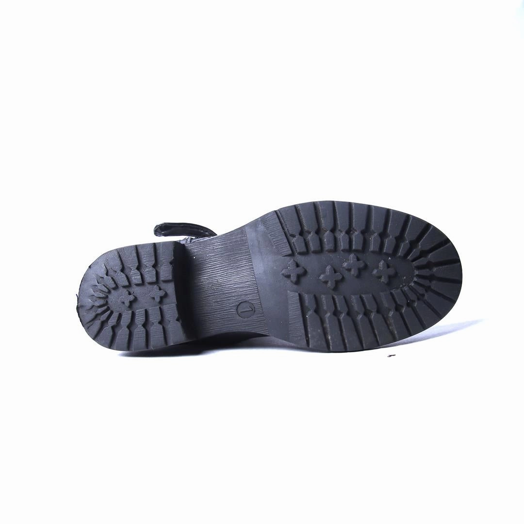 AMERICAN BRAND . classic styled shoe imagery