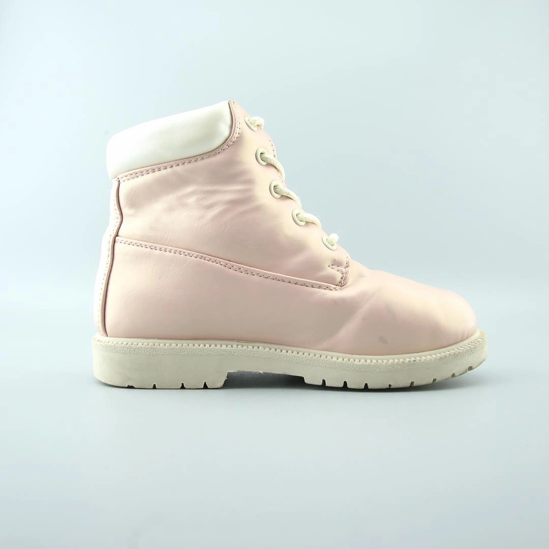 AMERICAN BRAND . classic styled shoe imagery