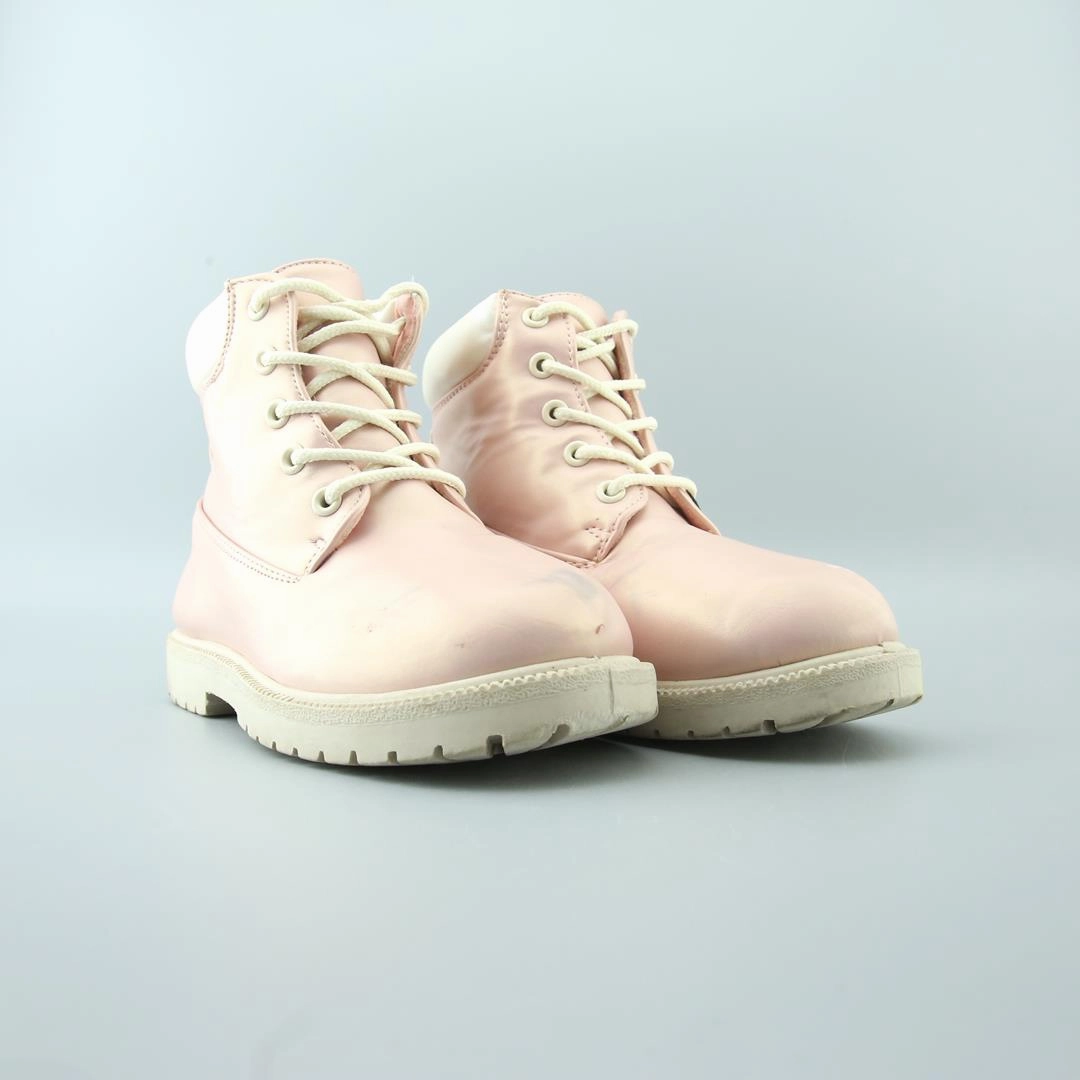 AMERICAN BRAND . classic styled shoe imagery