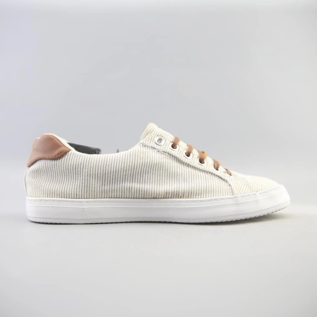 AMERICAN BRAND . classic styled shoe imagery