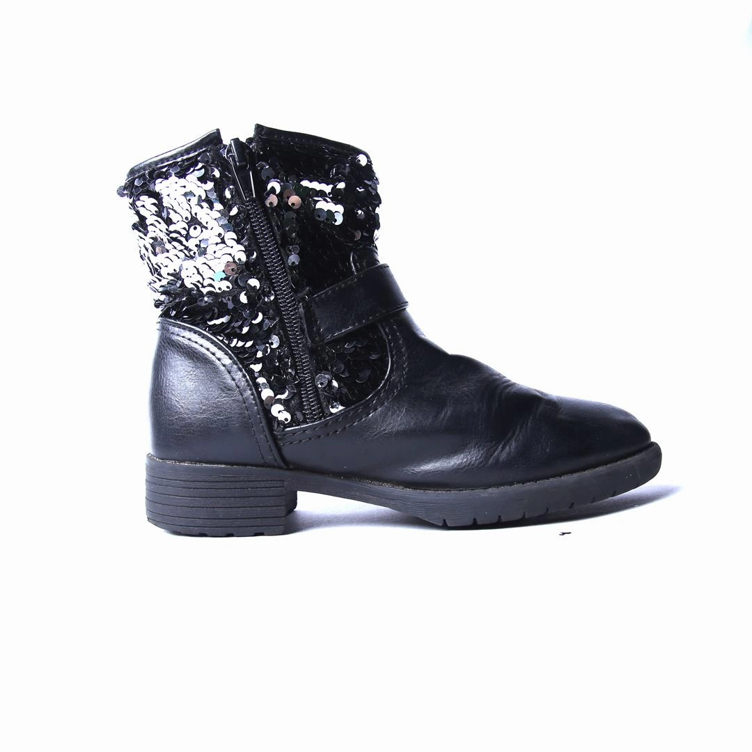 AMERICAN BRAND . classic styled shoe imagery