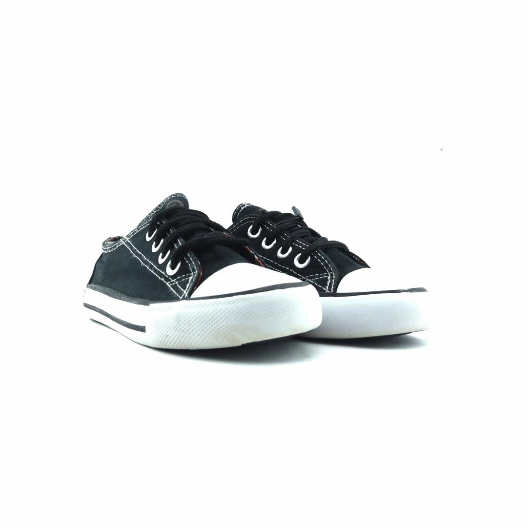 AMERICAN BRAND . classic styled shoe imagery