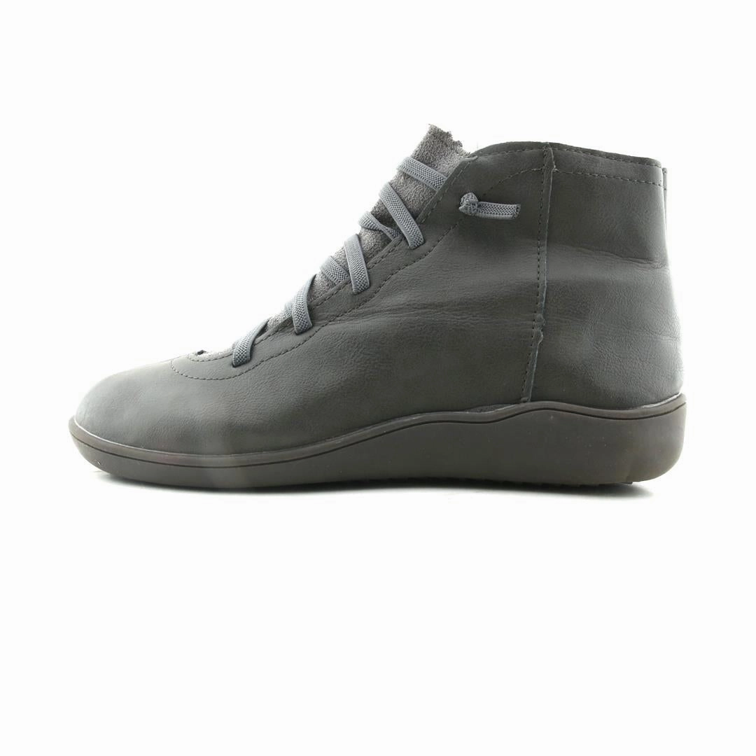 AMERICAN BRAND . American everyday footwear