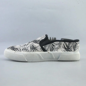 AMERICAN BRAND . American everyday footwear