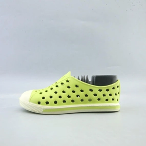 AMERICAN BRAND . American everyday footwear