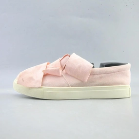 AMERICAN BRAND . American everyday footwear