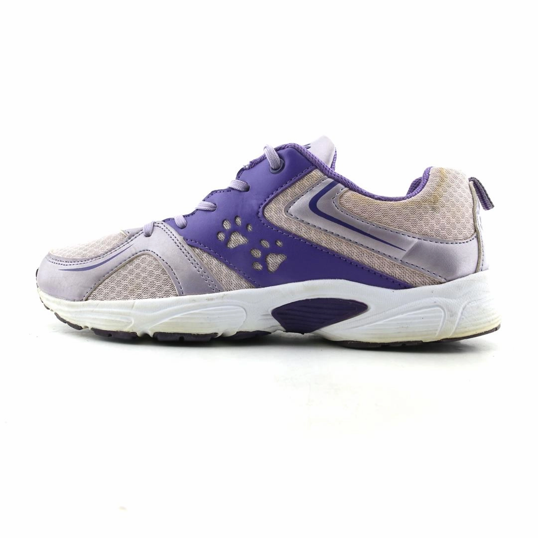 AMERICAN BRAND . American everyday footwear