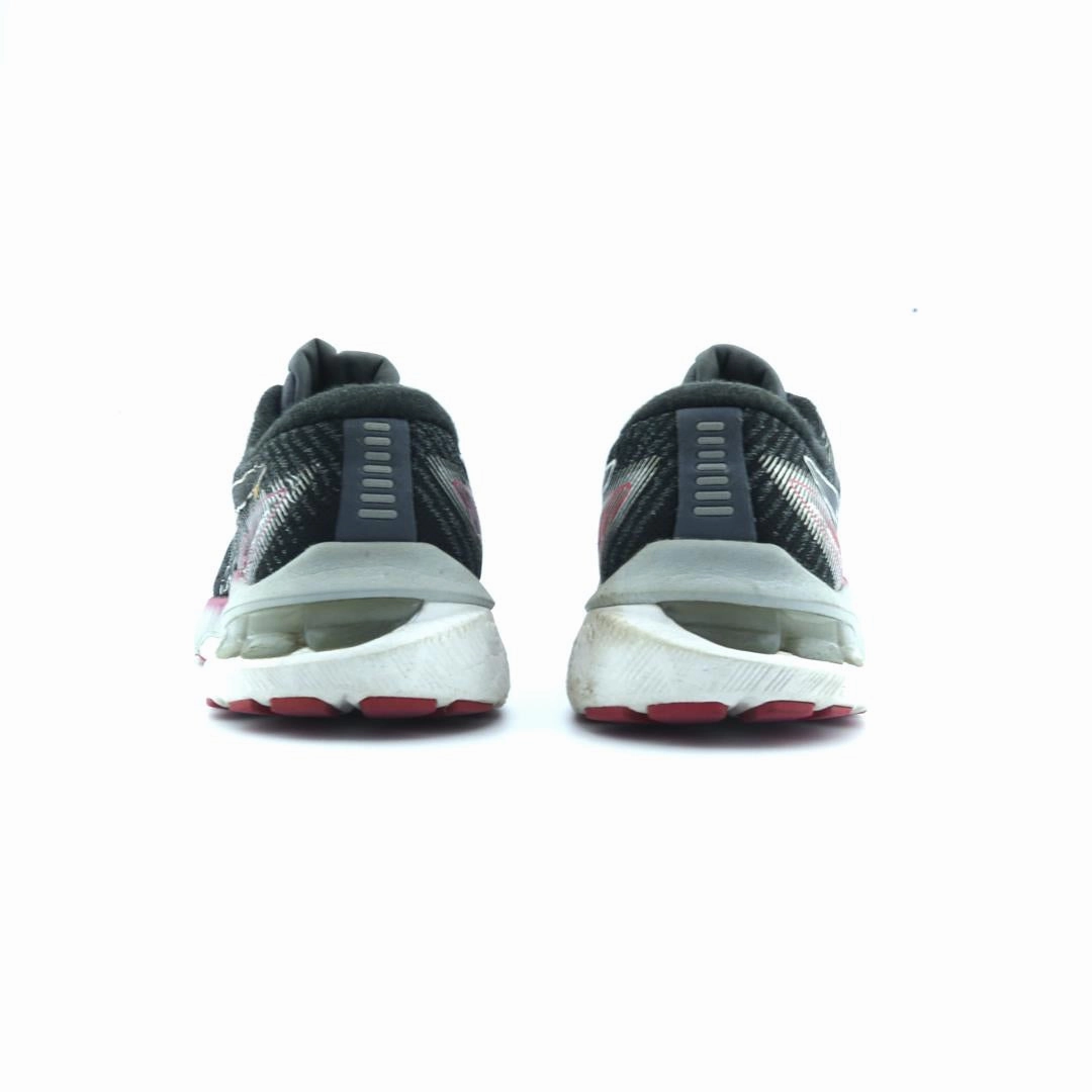 ASICS GT 2000 10 lightweight athletic shoe visuals