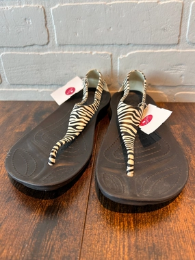 Black Sandals Flats Crocs, Size 5 Crocs clogs with lightweight comfort