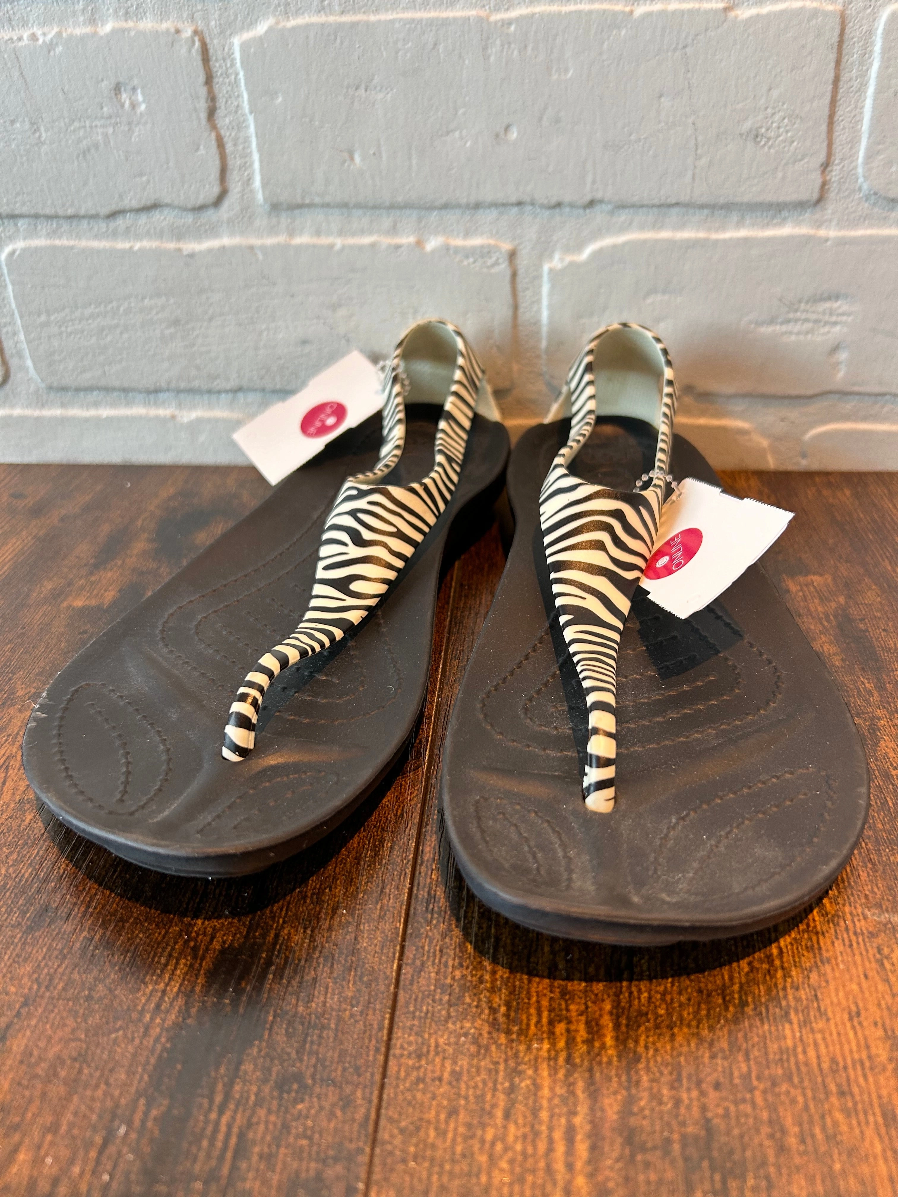 Black Sandals Flats Crocs, Size 5 Crocs clogs with lightweight comfort