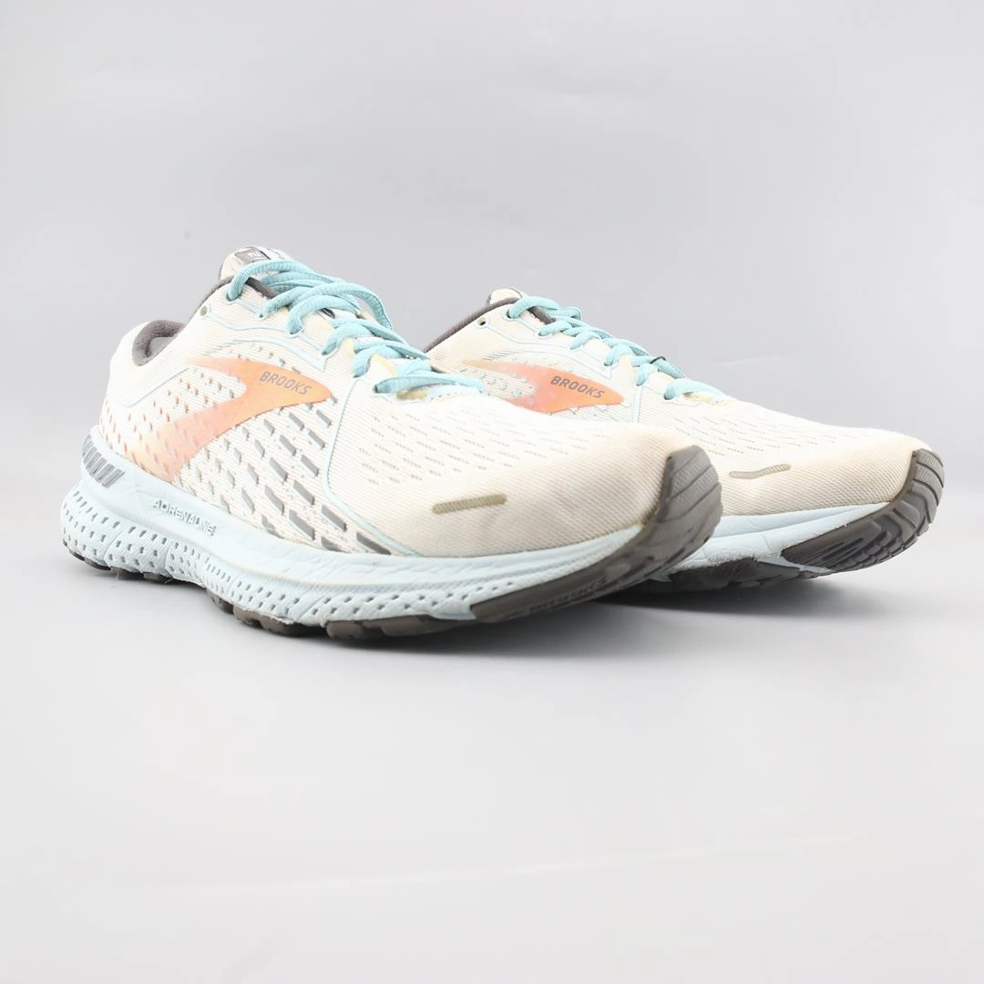 BROOKS ADRENALINE GTS 21 Brooks running footwear shots