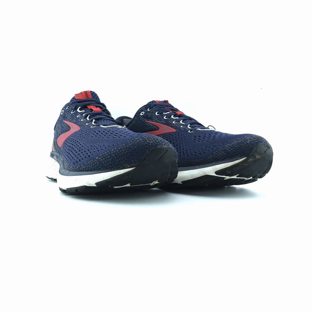 BROOKS GHOST 11 lightweight running shoe photos
