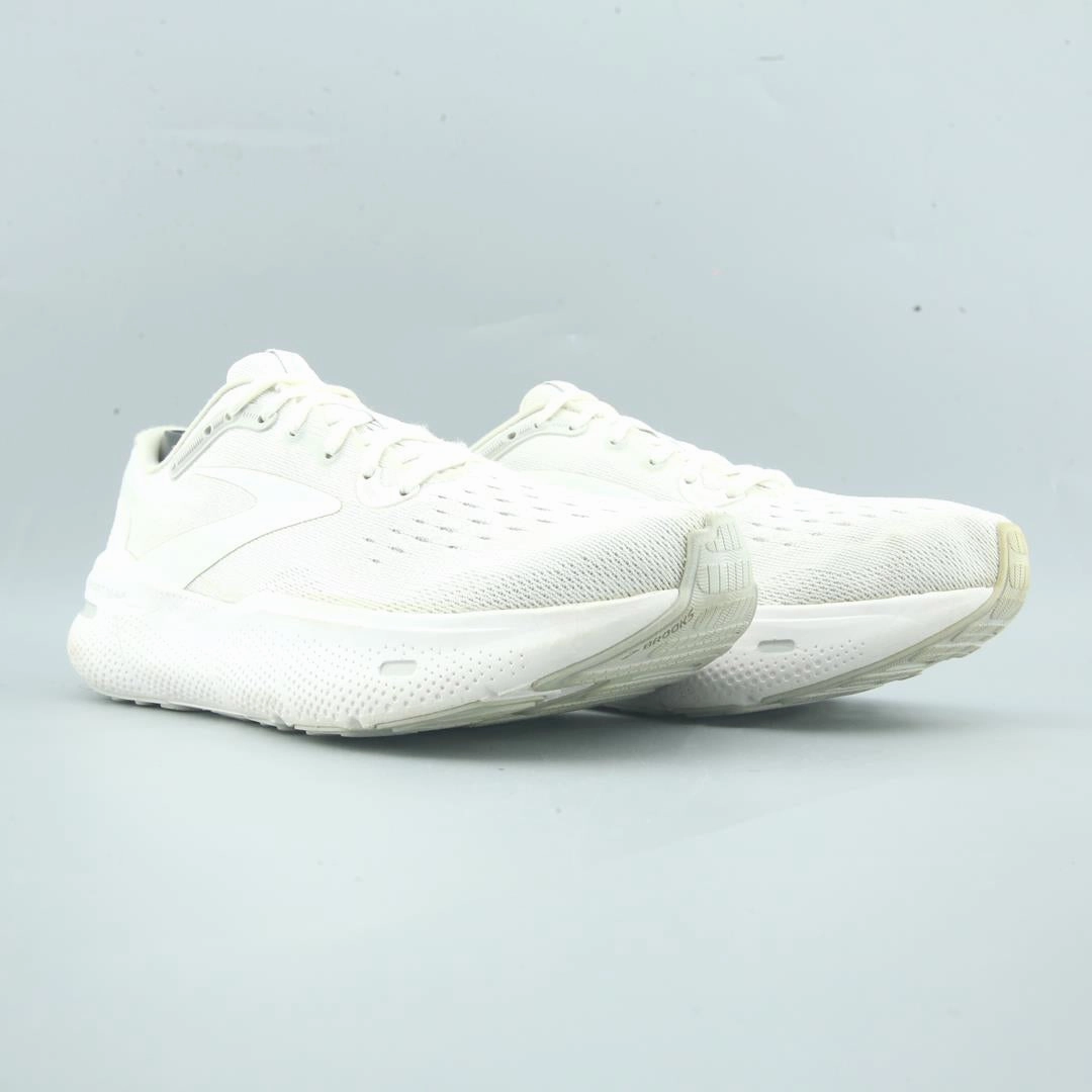 BROOKS GHOST MAX lightweight running shoe photos