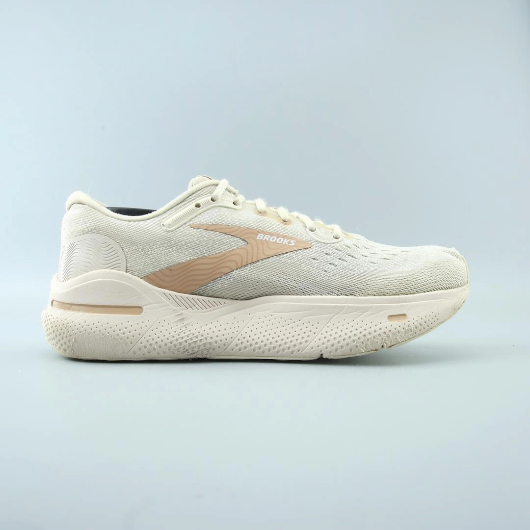 BROOKS GHOST MAX performance running shoe visuals