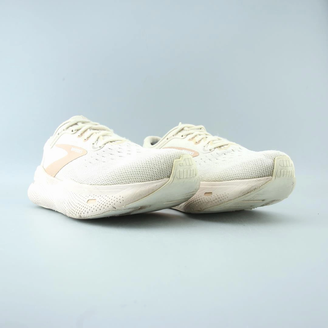 BROOKS GHOST MAX performance running shoe visuals