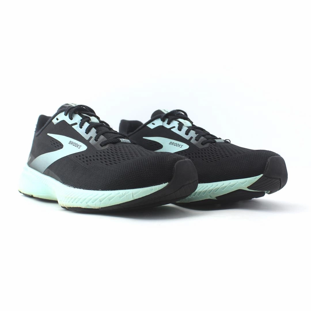 BROOKS LAUNCH 8 Brooks running footwear shots