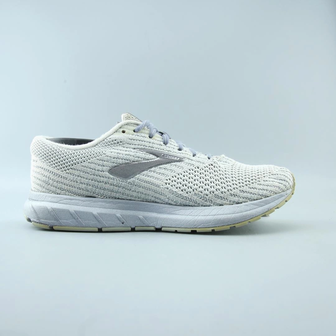 BROOKS REVEL 3 performance running shoe visuals