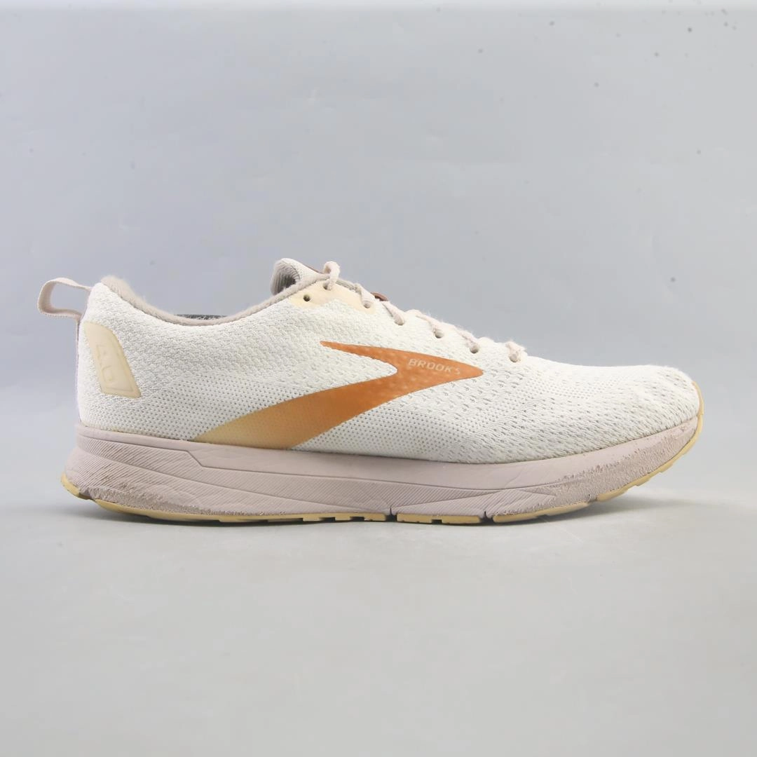 BROOKS REVEL 4 Brooks running footwear shots