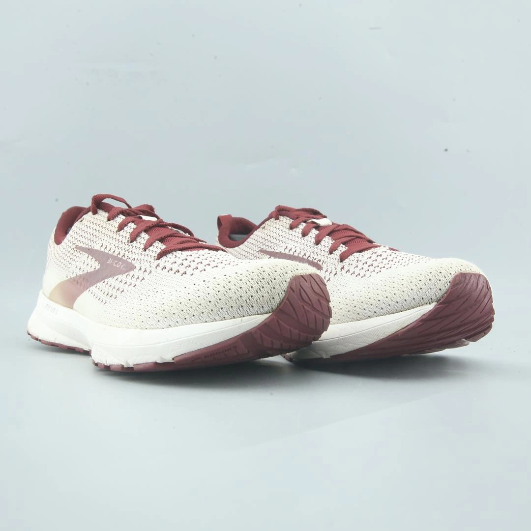 BROOKS REVEL 4 lightweight running shoe photos