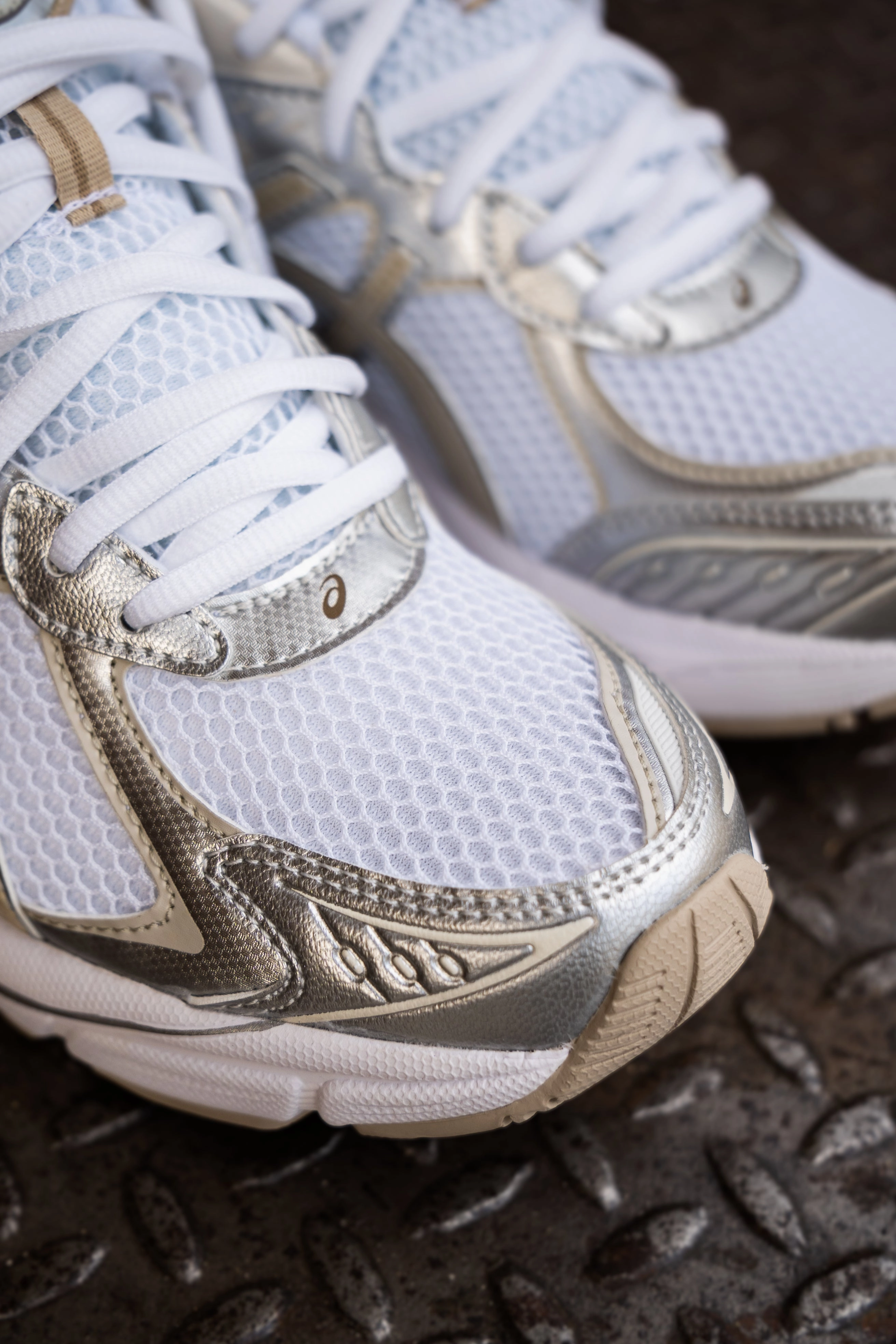 Mens Asics GT-2160 (White/Putty) running shoe close-up shots