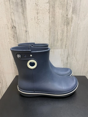 Navy Boots Ankle Flats Crocs, Size 6 Crocs clogs with lightweight comfort