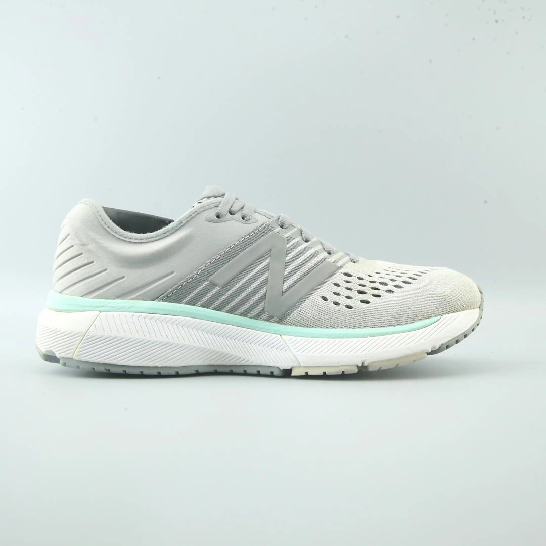 NEW BALANCE 860 V10 New Balance trainer visuals