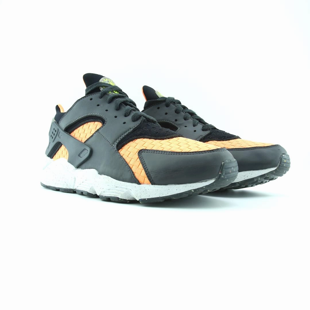 NIKE AIR HUARACHE Nike casual shoe imagery