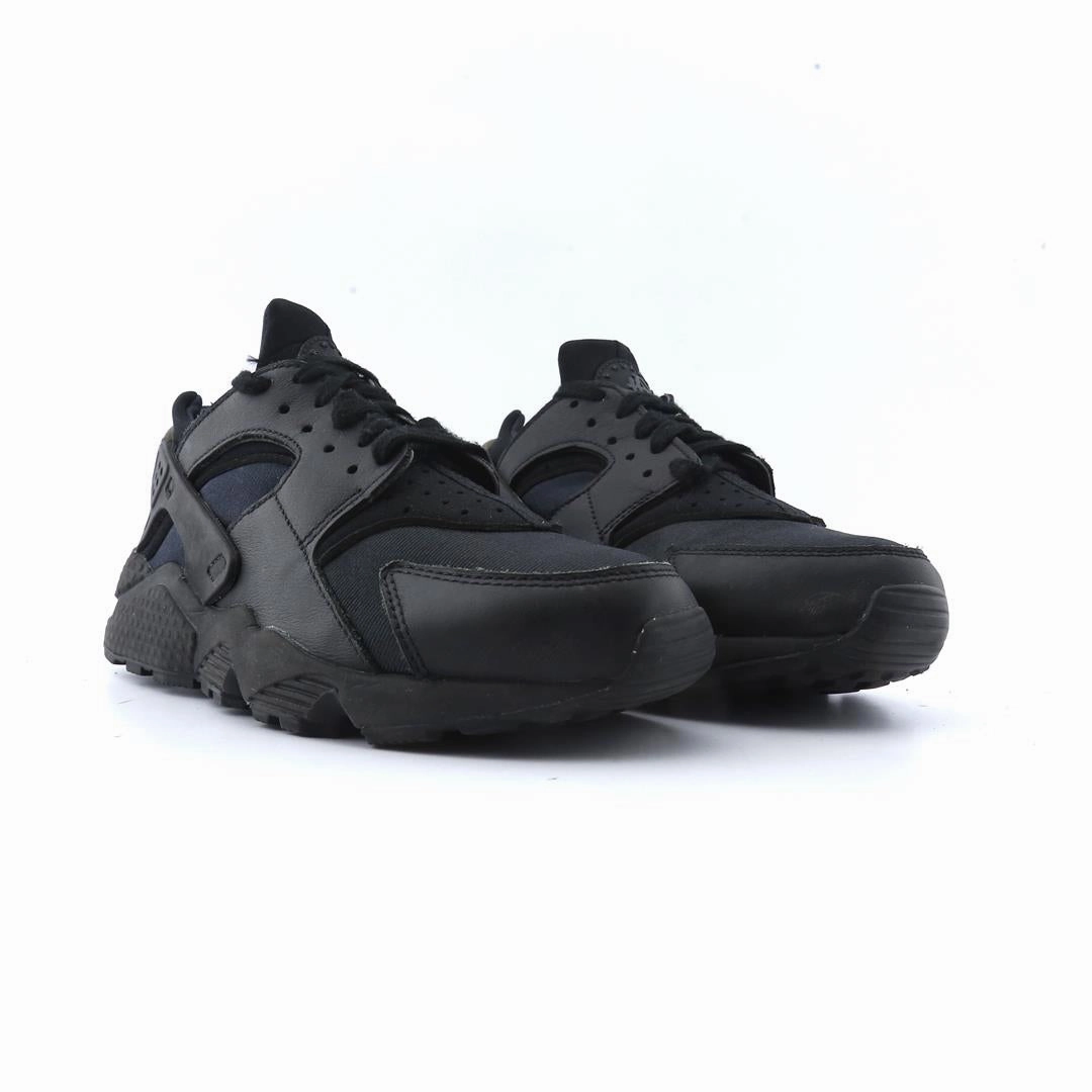 NIKE AIR HUARACHE sleek Nike sneaker angles