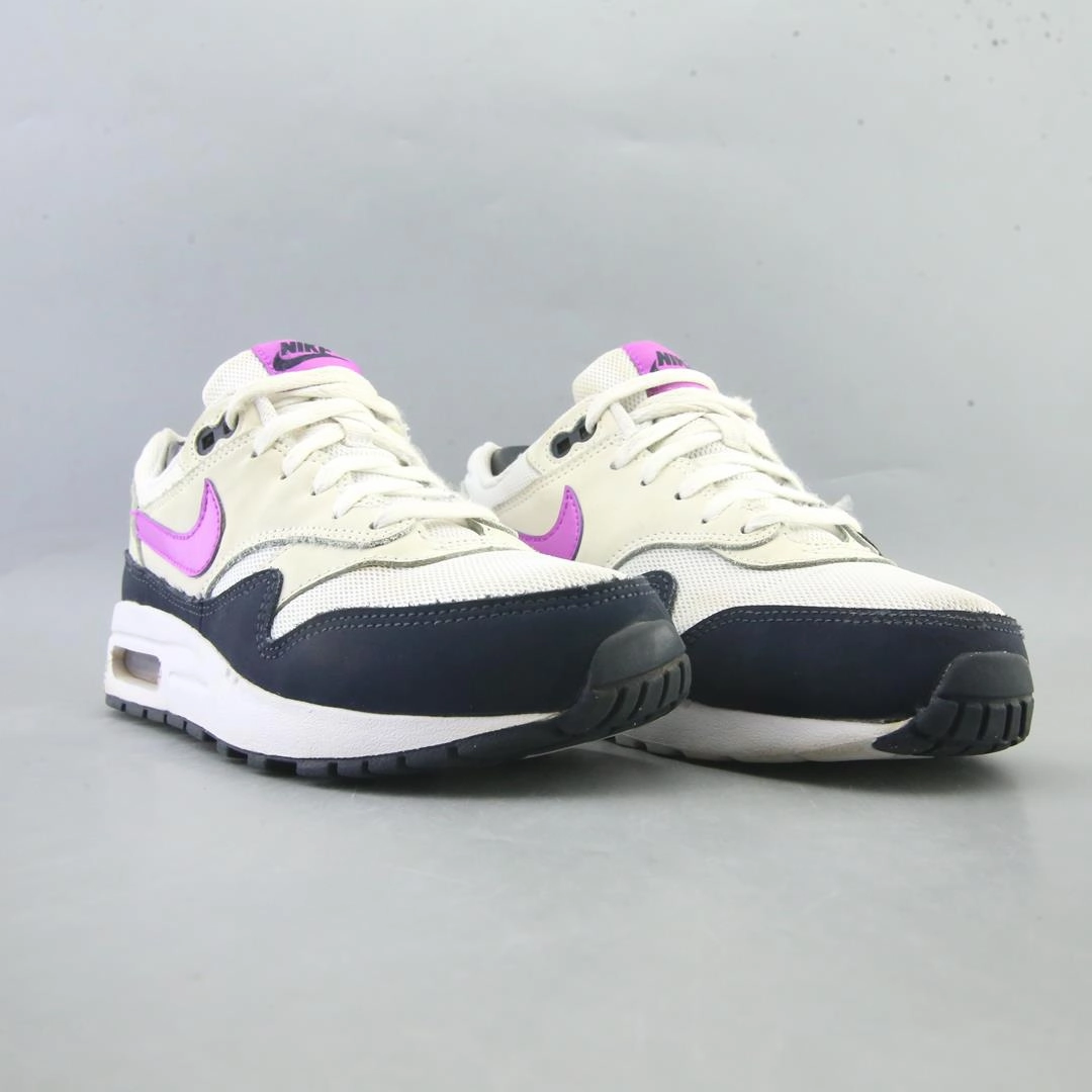 NIKE AIR MAX 1 classic Nike shoe photos