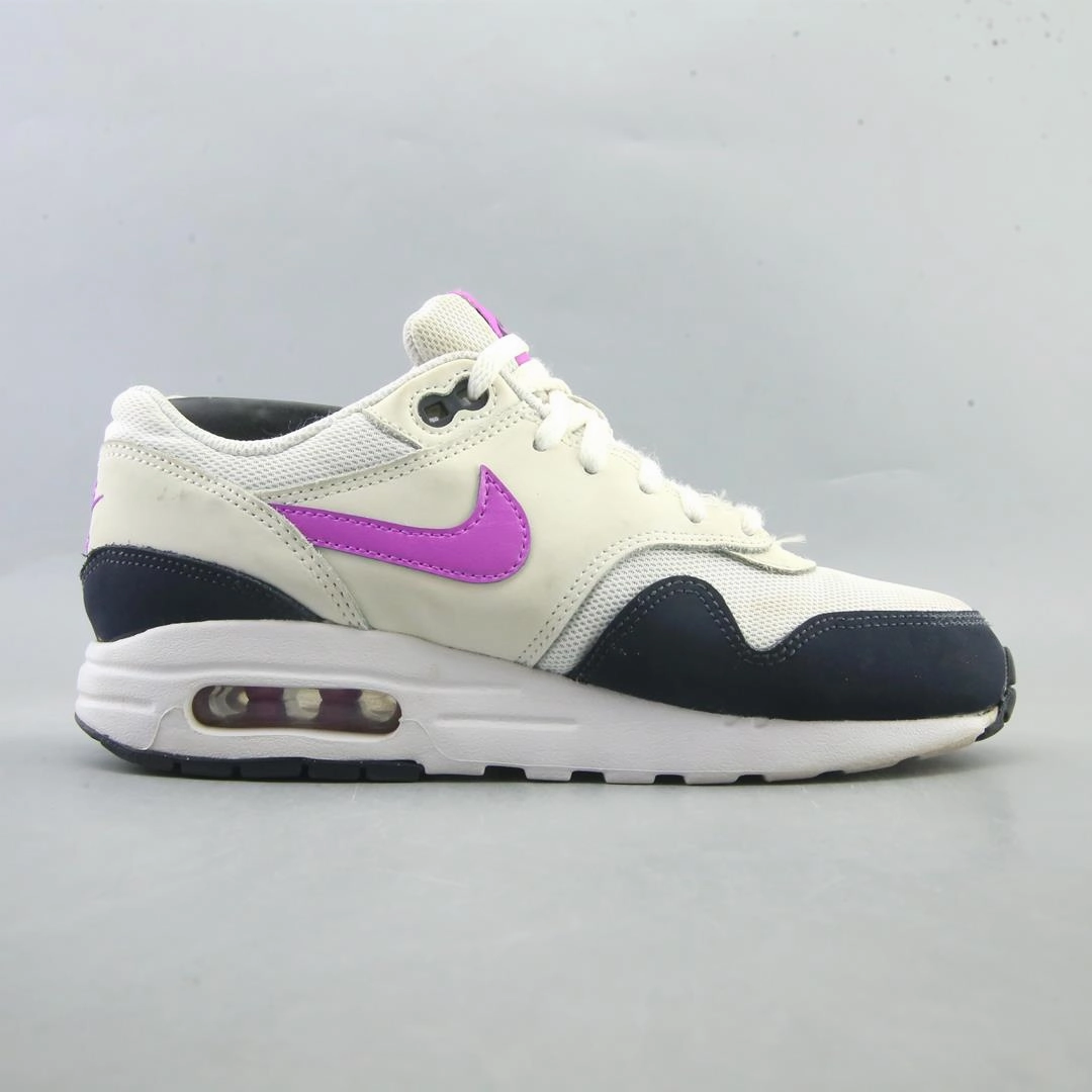 NIKE AIR MAX 1 classic Nike shoe photos