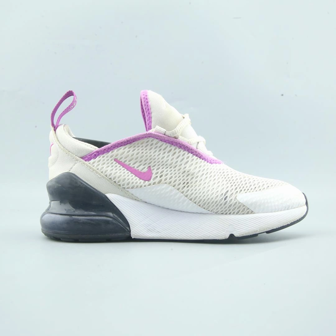 NIKE AIR MAX 270 Nike running shoe close-ups