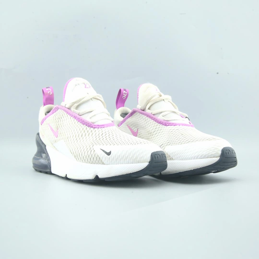 NIKE AIR MAX 270 Nike running shoe close-ups