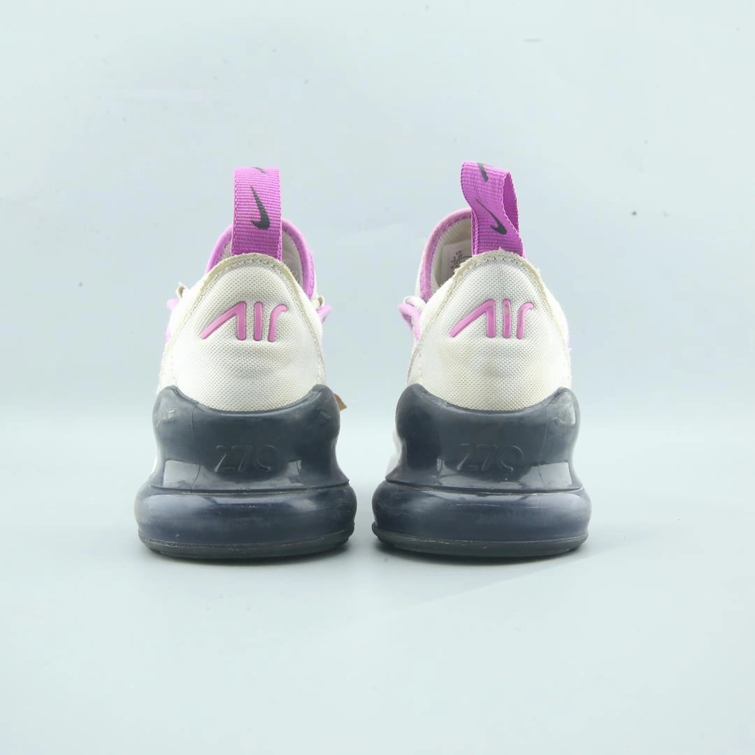 NIKE AIR MAX 270 Nike running shoe close-ups