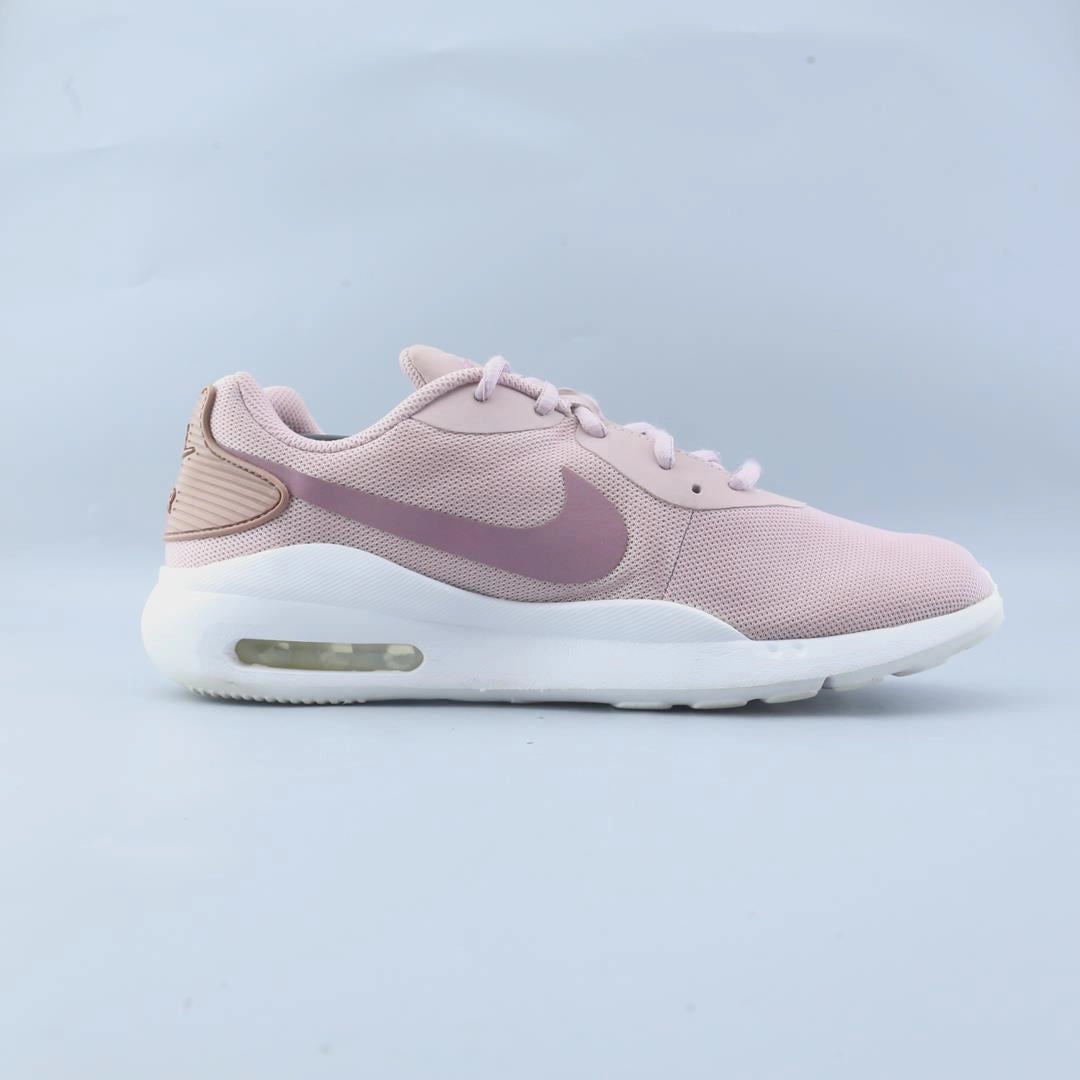 NIKE AIR MAX OKETO stylish Nike trainer looks