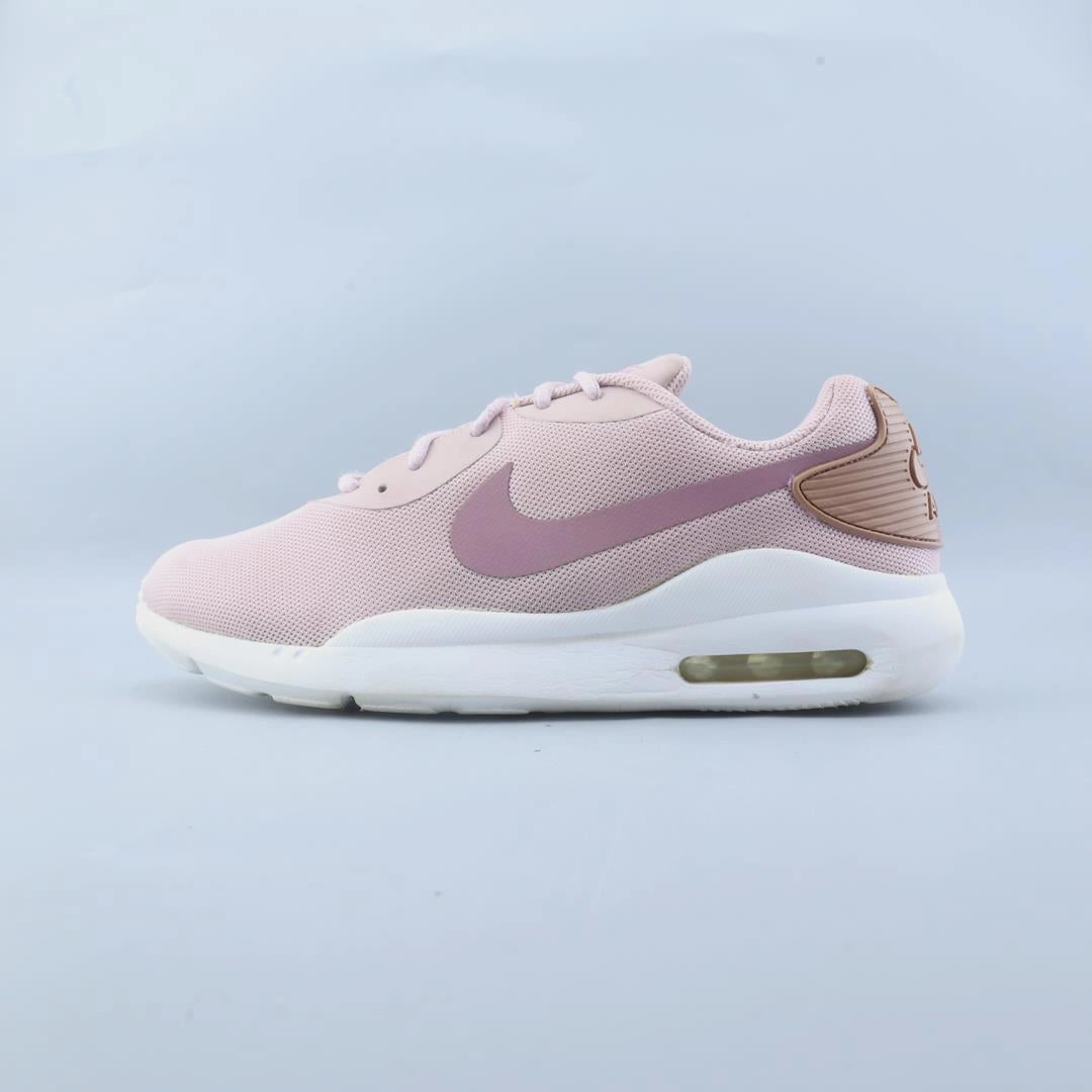 NIKE AIR MAX OKETO Nike bold colorway footwear