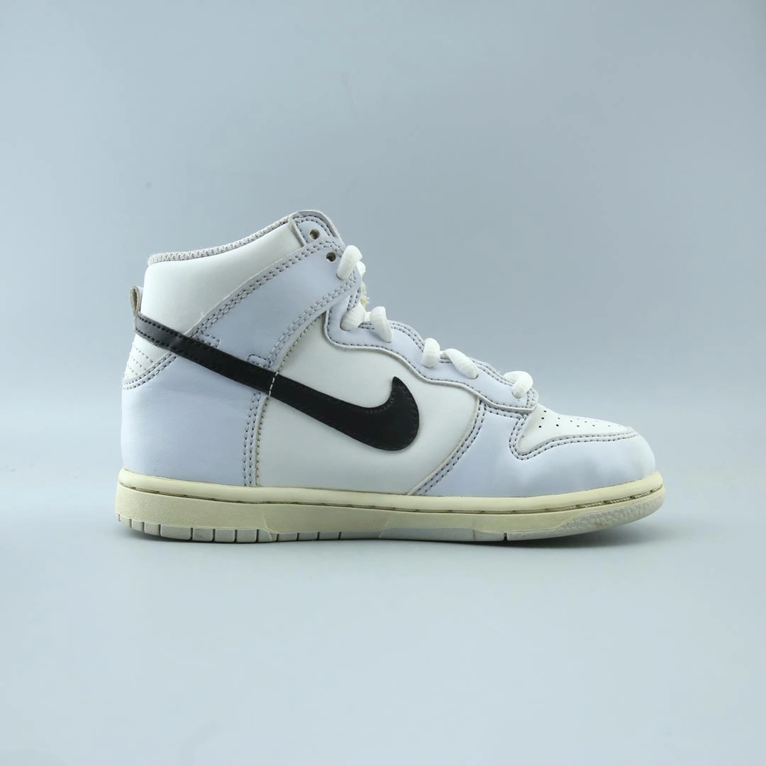 NIKE DUNK HIGH RETRO Nike running shoe close-ups