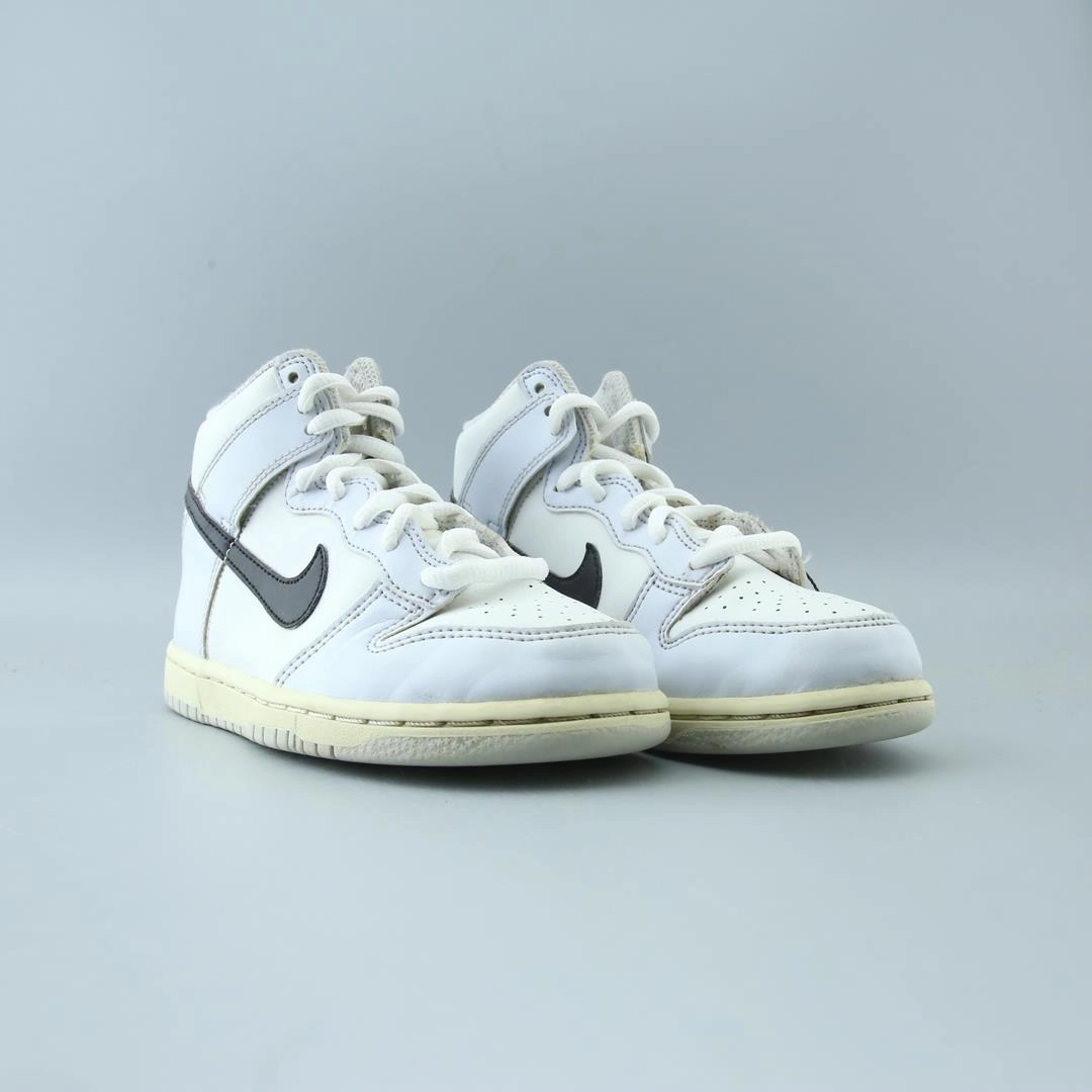 NIKE DUNK HIGH RETRO Nike running shoe close-ups