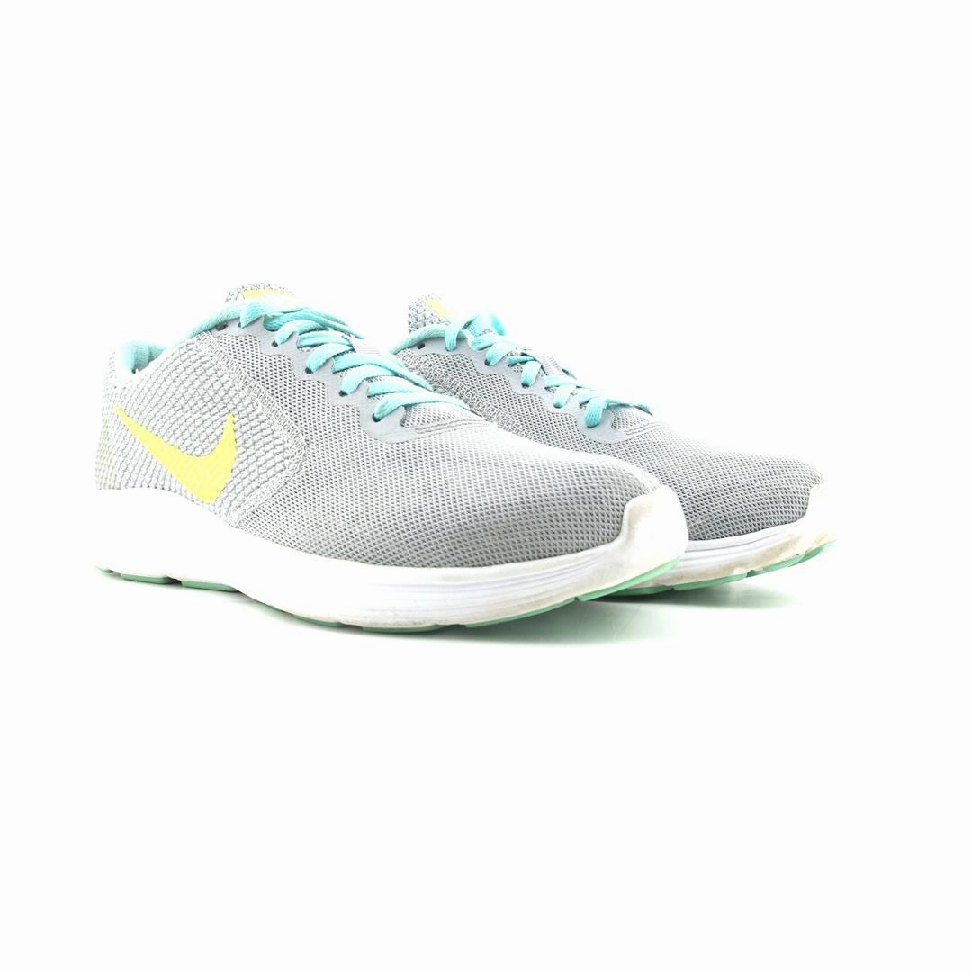 NIKE REVOLUTION 3 Nike running shoe close-ups