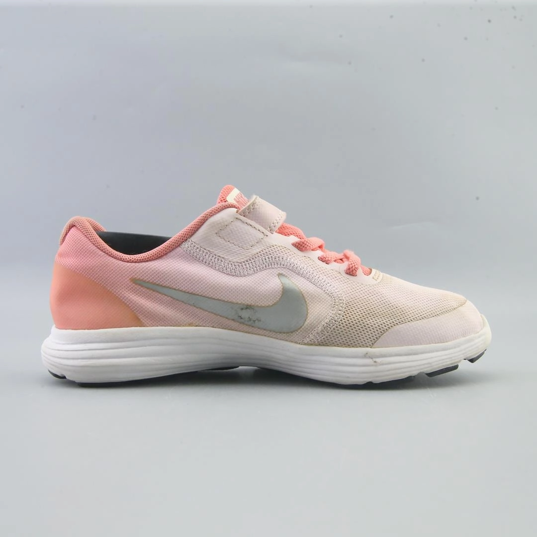 NIKE REVOLUTION 3 sleek Nike sneaker angles