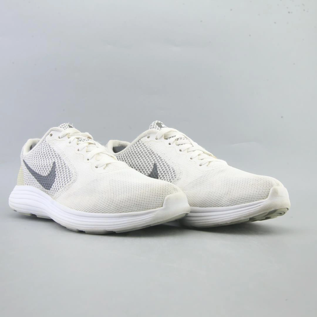 NIKE REVOLUTION 3 sleek Nike sneaker angles