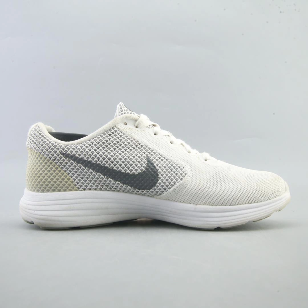 NIKE REVOLUTION 3 sleek Nike sneaker angles