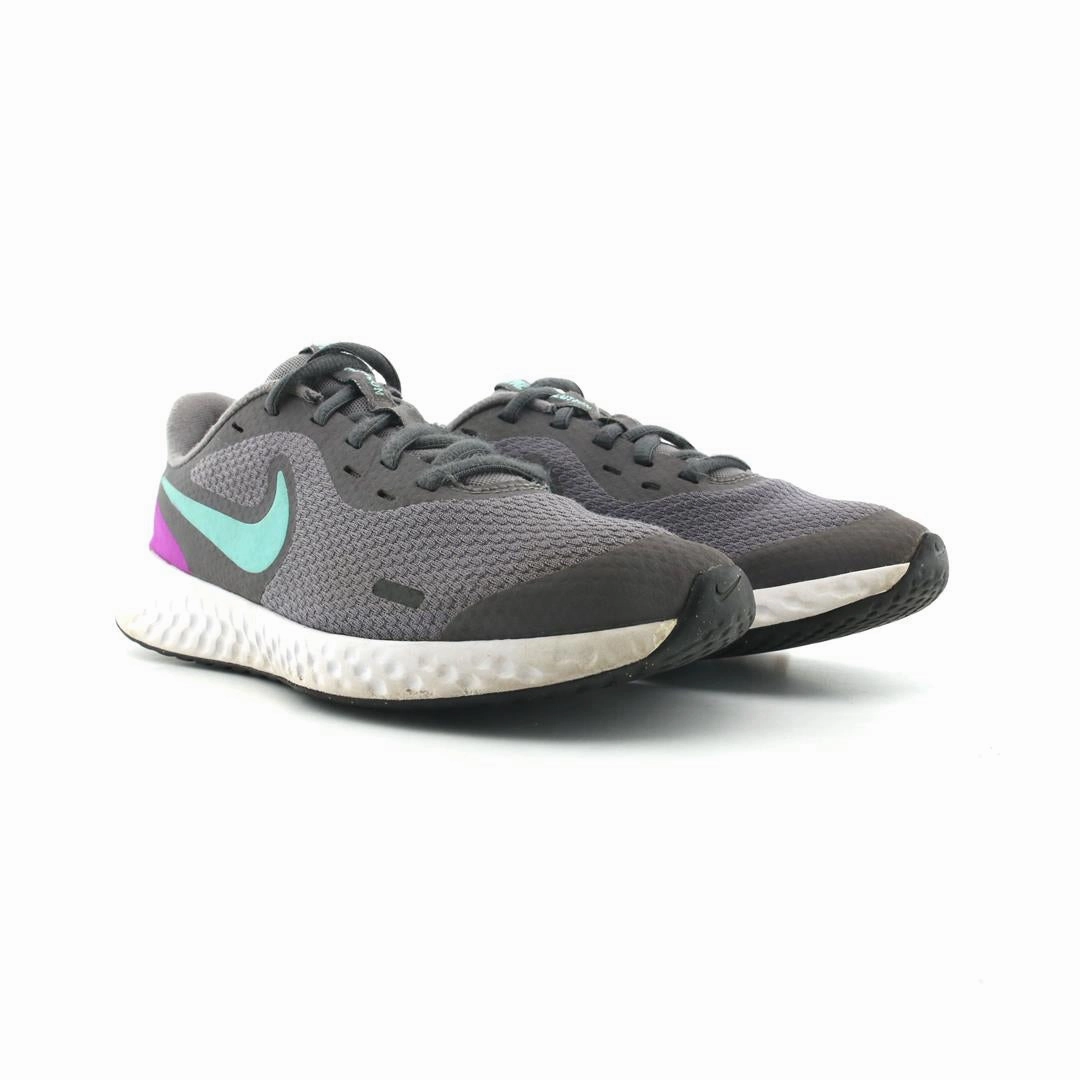 NIKE REVOLUTION 5 Nike performance shoe shots