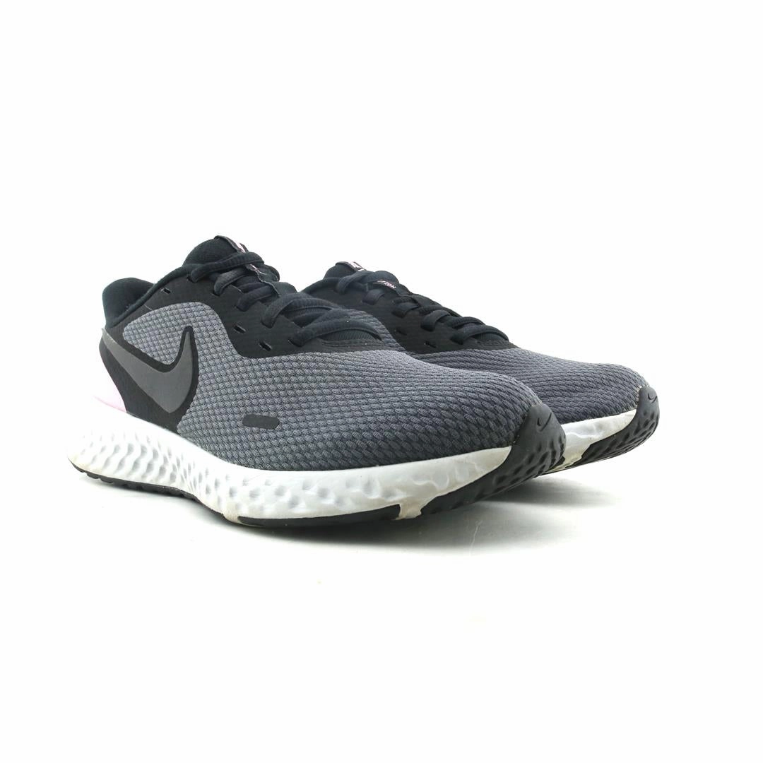 NIKE REVOLUTION 5 Nike performance shoe shots
