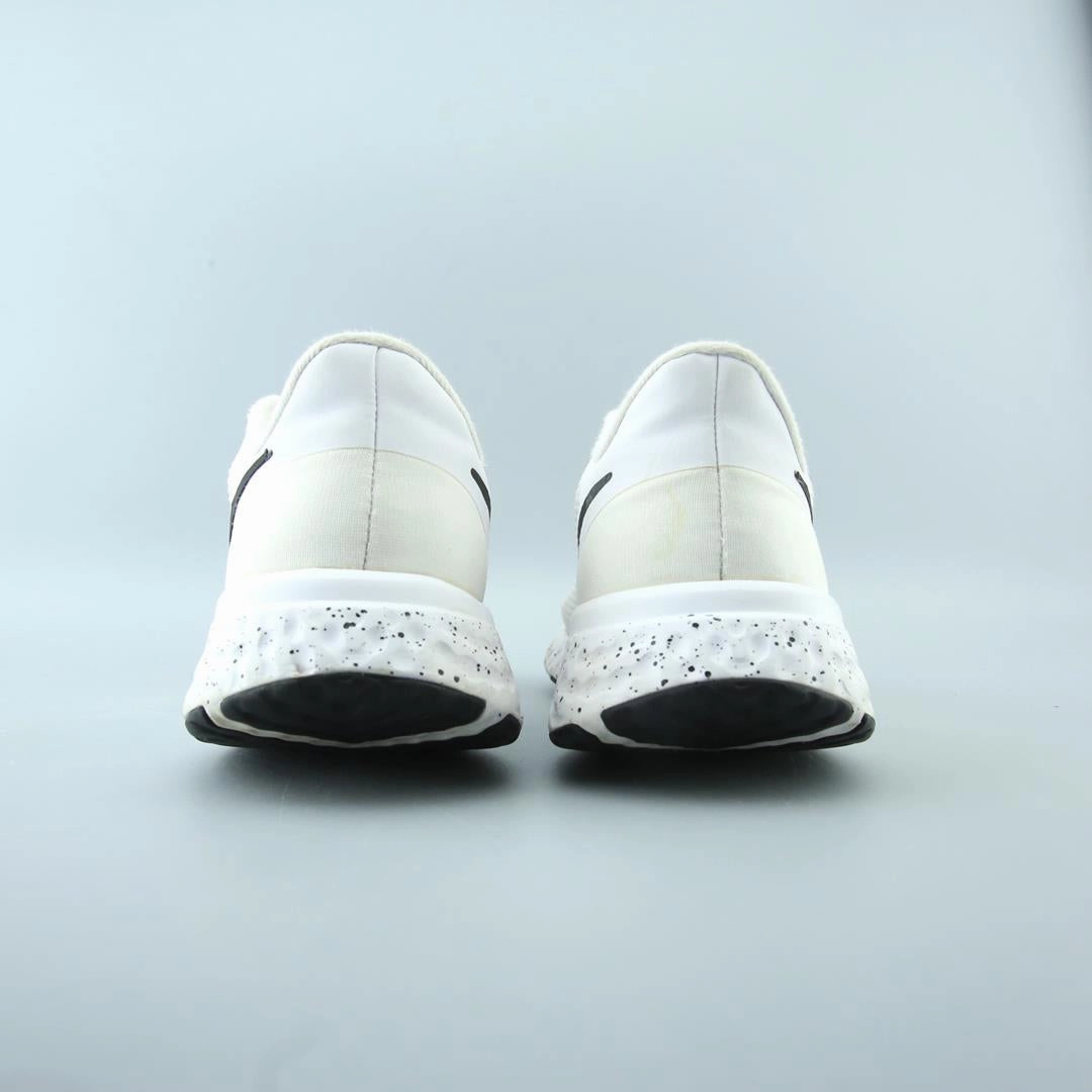 NIKE REVOLUTION 5 Nike running shoe close-ups