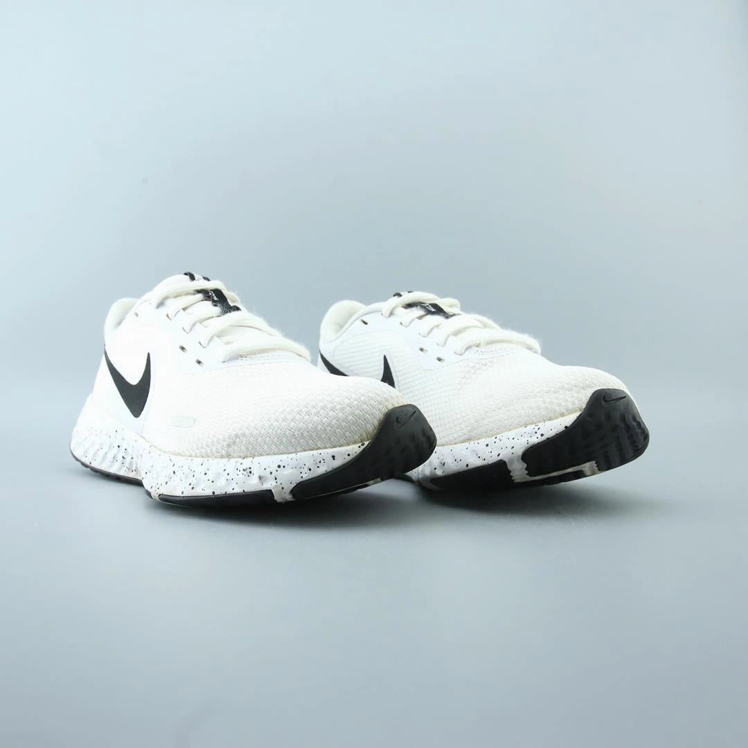 NIKE REVOLUTION 5 Nike running shoe close-ups