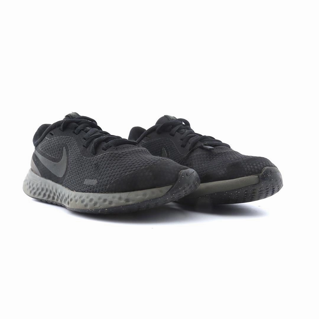 NIKE REVOLUTION 5 sleek Nike sneaker angles