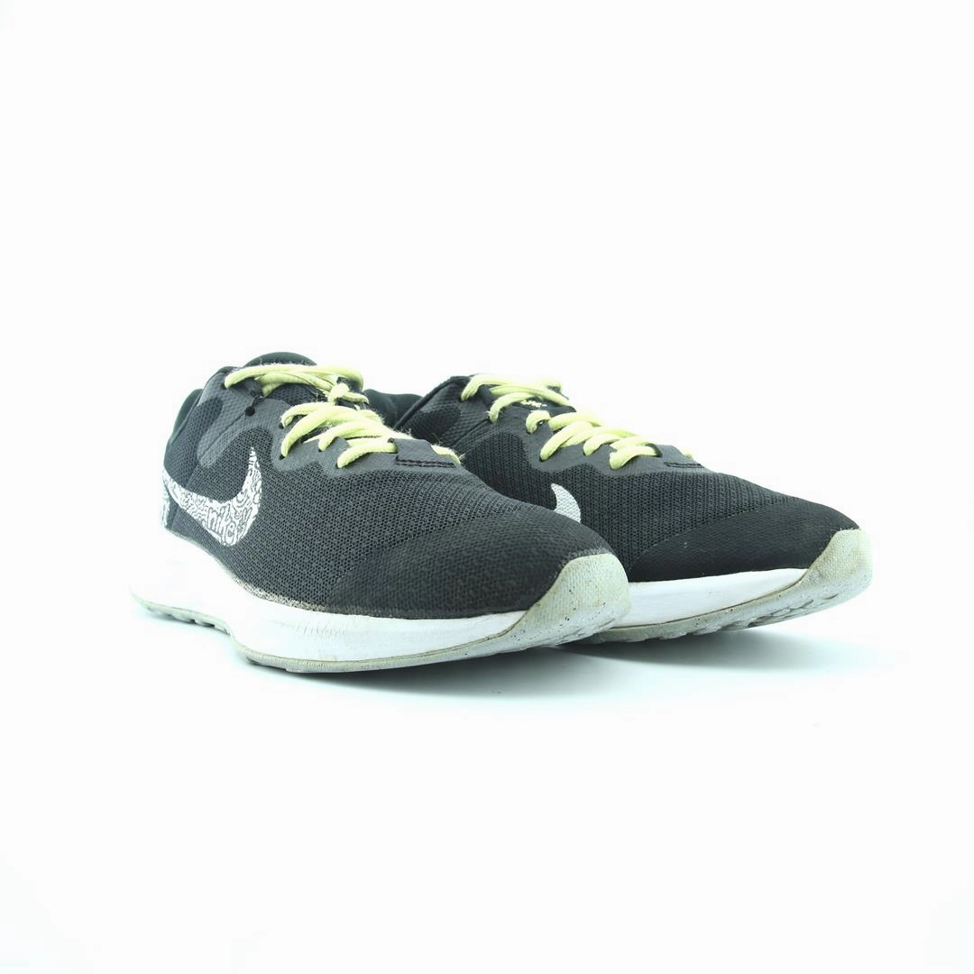 NIKE REVOLUTION 6 Nike running shoe close-ups