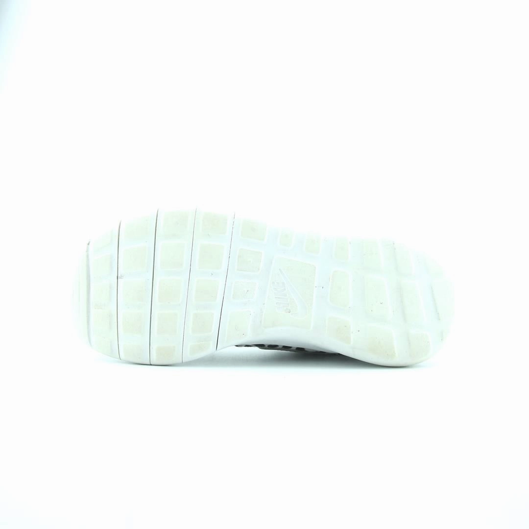 NIKE  ROSHE ONE Nike casual shoe imagery